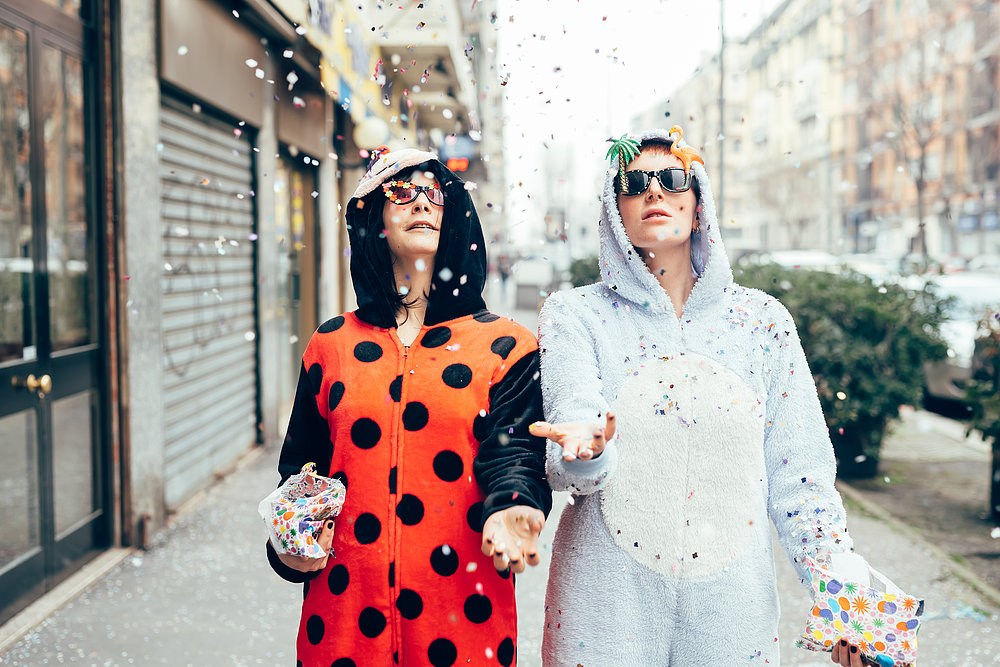 Zwei Frauen auf der Straße verkleidet nach einem Kostümwechsel.